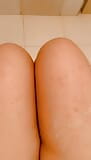 Si diverte con la crema e con il rasatura delle gambe snapshot 9