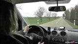Niemiecka matka Julia uwieść młodego chłopaka autostopowicza do seksu w samochodzie snapshot 3