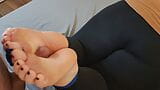 Donna vestita uomo nudo, sega con i piedi con sperma su tacchi e leggings di donnona snapshot 14