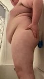 Mollige jongen neukt dildo onder de douche snapshot 12