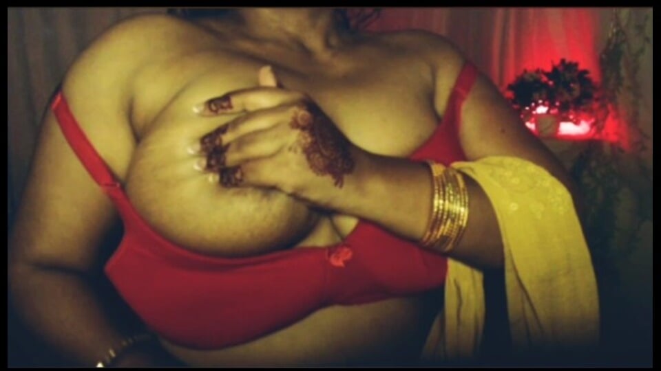 Ragazza calda preme le sue grandi tette sexy e si pizzica i capezzoli caldi.