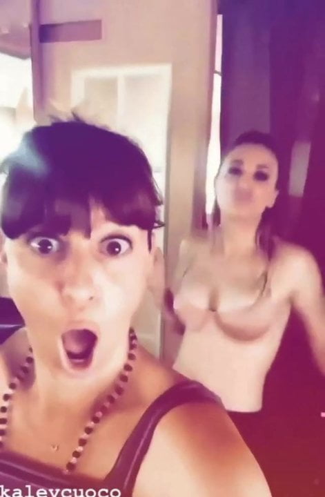 kaley cuoco bra . में नाचते हुए