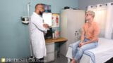 Sappige zwarte dokter lost een gezwollen ballenzak op met zijn grote zwarte lul snapshot 3