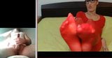 Masturbando los pies de una chica caliente en medias rojas snapshot 2