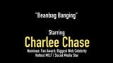 Beanbag шпилит с милфой Charlee Chase, обожающей член! snapshot 1