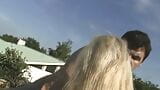 Laura King ist ein schönes blondes Mädchen, das gerne im Garten ihres Hauses ein Sonnenbad nimmt und den Gärtner erregt snapshot 10