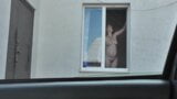 Vecino taxista de mira a la milf vecina que lava la ventana del apartamento desnuda. desnudo en público snapshot 5