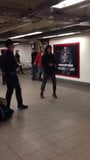 NYC drag queen danst in de metro met fans snapshot 8