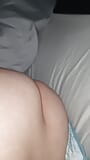 Une belle-mère sans culotte assise au lit avec son beau-fils snapshot 6