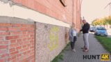 Hunt4k. Ein Mann versucht seine vollbusige Frau, mit ihrem Freund herumzualbern snapshot 2