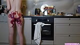 Nahá žena v domácnosti s chobotnicí tetování na zadek vaří večeře v kuchyni a ignoruje vás snapshot 14