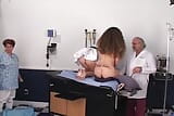 Quatro senhoras sexy ficando satisfeitas na sala de médicos snapshot 12