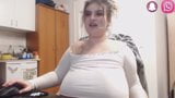 Une grosse nana exhibe ses énormes seins snapshot 11