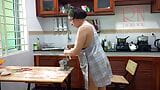 ¡Hora de los ravioles! cocina desnuda. Regina Noir, una cocinera nudista en un hotel resort nudista. mucama desnuda ama de casa desnuda. teaser snapshot 8