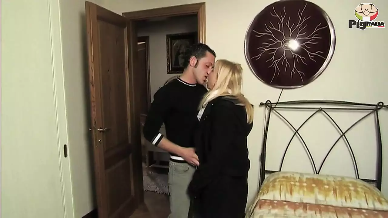 Monica boldi es una zorra lujuriosa pervertida con grandes tetas naturales  en la escena 02 de la película tradimenti | xHamster