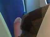 piedi in collant sul sedile del treno snapshot 7