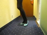 Schwarze Strumpfhose und blaue Ballerinas snapshot 6