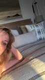 Reese Witherspoon deitada em sua cama, selfie vid snapshot 2