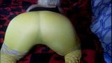 Scheten laten in een gele panty snapshot 6