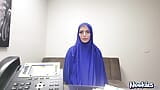 Hijab-seks is de beste - onschuldig meisje geneukt voor haar huur snapshot 3