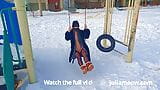Kürk mantolu çıplak erkek fatma kışın salıncakta sallanıyor snapshot 9