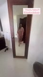 Olivia Munn spiegel -selfie in roze bikini snapshot 1