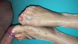 Stříkání na lesklé nylonové nohy footjob škádlení smyslné nohy snapshot 14