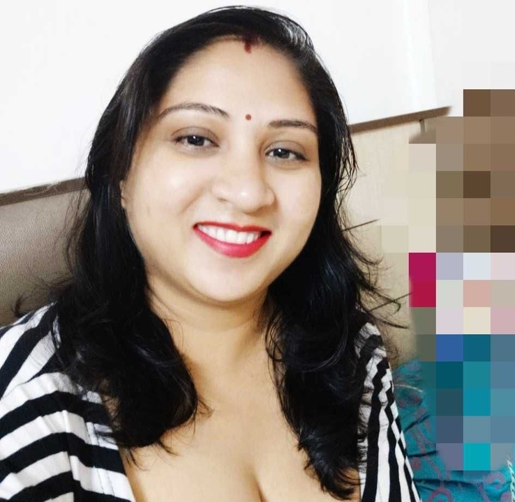 Bhabhi Saavi dihisap pepeknya dan dikongkek di atas