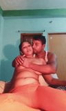 Une bhabhi sexy à forte poitrine se déshabille avec son mari snapshot 5