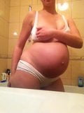 Беременная - зрелая женщина с сексуальными большими сосками снимает видео snapshot 1
