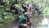Soldado vadeia um rio para um boquete snapshot 10