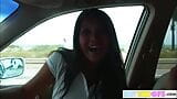 Brookeskye met lesbische vriend die poesje in close-up van de auto wrijft snapshot 5