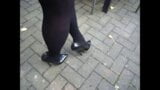 Siyah rugan yüksek topuklu stilettolarımla caddede dolaşıyorum snapshot 9