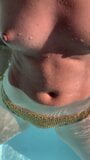Une femme coquine s'exhibe dans la piscine snapshot 5
