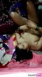 Indischer Ehemann wurde von seinem Baby abgelenkt snapshot 1