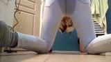 Emma meando a cuatro patas con sus ajustados pantalones blancos snapshot 6