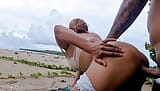 Un inconnu en plein air m’a baisée brutalement à la plage en gémissant jusqu’à ce qu’elle squirte snapshot 13