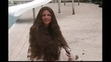 Hannah spazzolatura dei capelli super lunghi snapshot 4