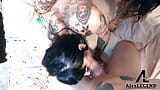 Des bombasses tatouées à forte poitrine partagent une grosse bite ! snapshot 13