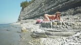 Geweldig kinky nudistenmeisje met zonnebril zuigt en berijdt een enorme dildo op het strand - Sasha Bikeyeva snapshot 12