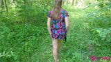 HEISSES MÄDCHEN GENIEßT MASTURBATION UND ZEIGT DER ÖFFENTLICHKEIT IHRE PUSSY IM WALD BIS ZUM HARTEN ORGASMUS snapshot 3