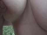 Vollbusige Freundin gibt Blowjob im Freien POV snapshot 5