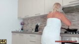 Neuk deze milf waarom ze aan het koken is snapshot 17