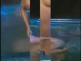 Jolie fille dans la piscine snapshot 3