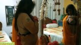 Une maman indienne sexy baise avec son beau-fils adolescent! sexe torride hindi snapshot 3