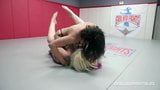 Penny Barber vs Leya Falcon in una calda lotta di wrestling lesbica snapshot 4