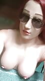 Maschera femminile in topless in una jacuzzi snapshot 1