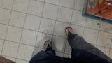 Faire du shopping et exhiber mes pieds sexy snapshot 4