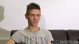 Jonge Britse twink Lloyd Adams masturbeert na een interview snapshot 3