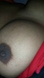 Evde gerçek Hint evli kız kardeşi emme Boobs snapshot 2